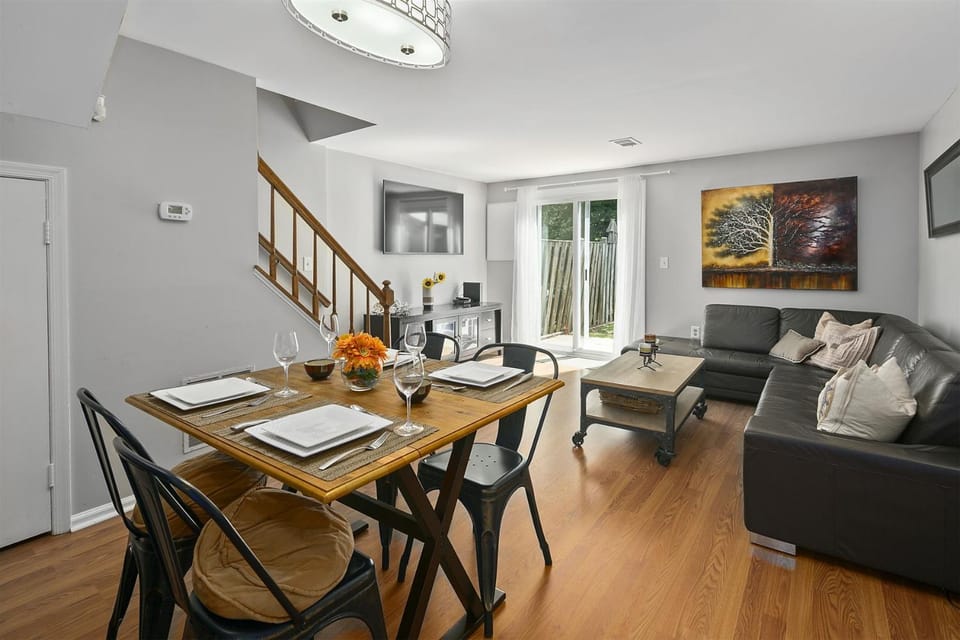 Townhome in No VA, 40 Mins to DC, Pets OK, Fast WiFi House in Dranesville