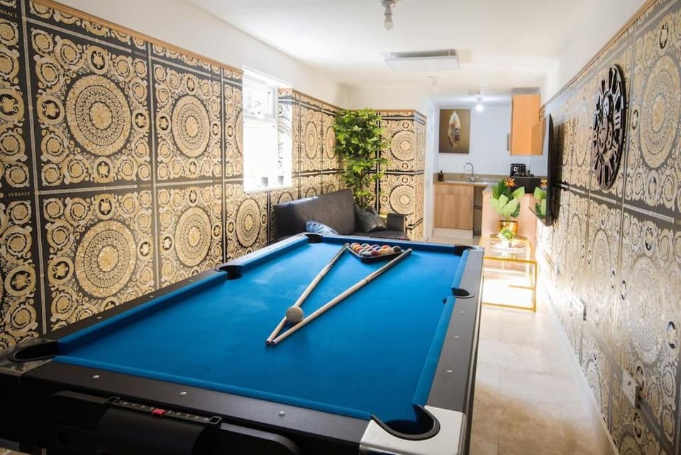 Lux Versace Pad Sleeps 10 Hot Tub, Cinema & Games Room Apartment in London