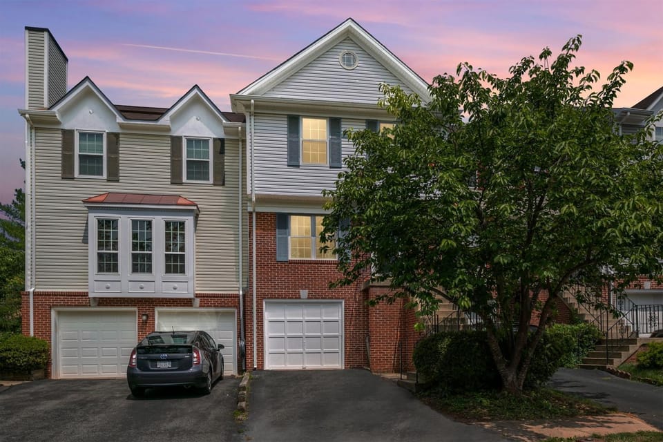 Sleeps 6, Nature trails, 40 Mins to DC, 2 cars MAX House in Dranesville