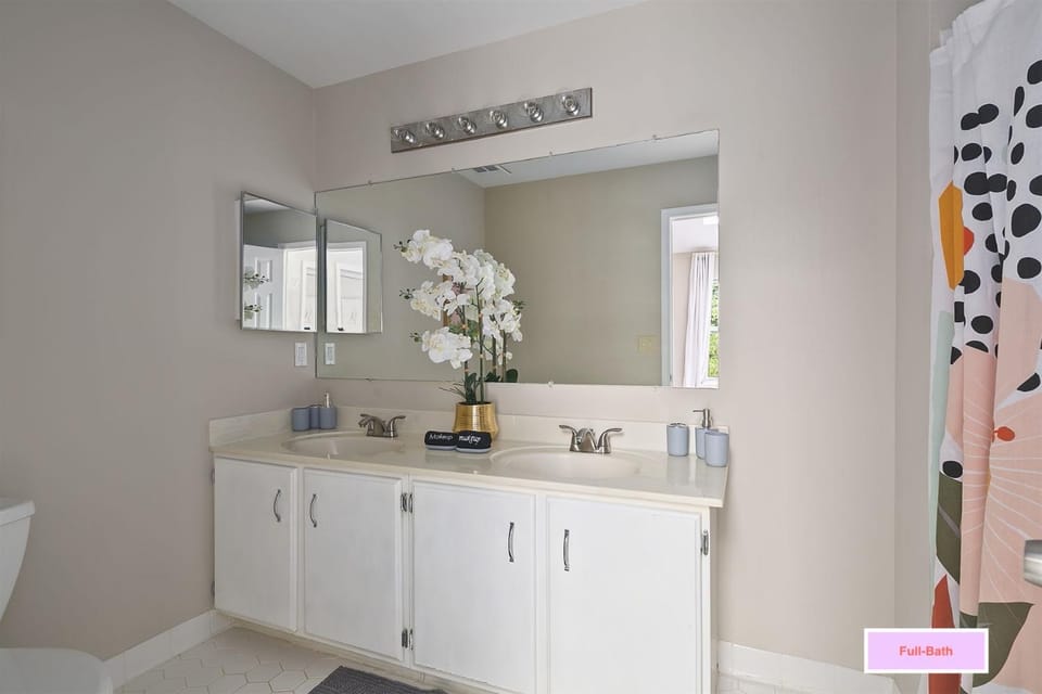 Sleeps 6, Nature trails, 40 Mins to DC, 2 cars MAX House in Dranesville