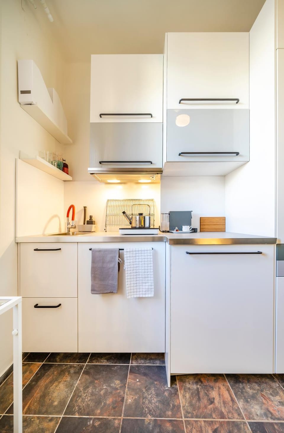 Kitchen or kitchenette, minibar, stove