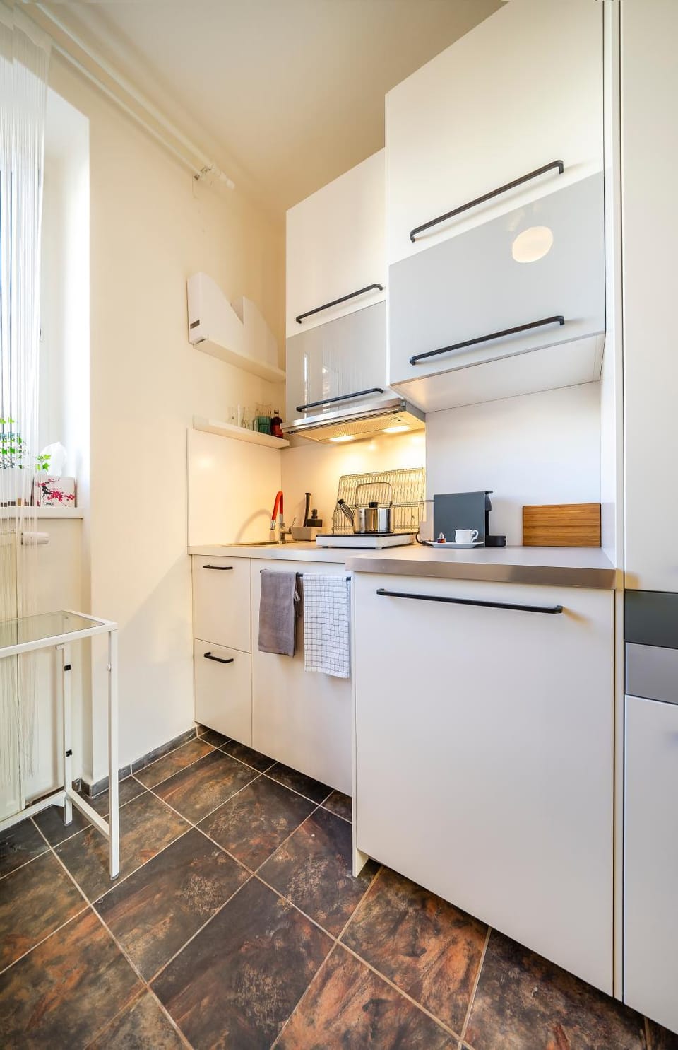 Kitchen or kitchenette, minibar, stove