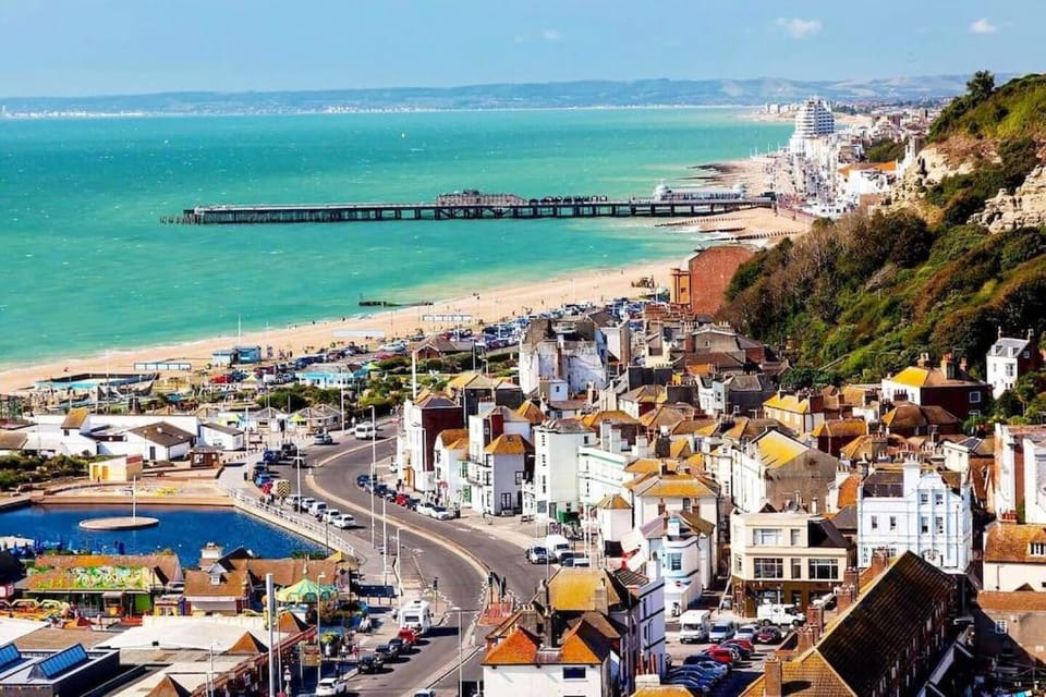 Charming, Bright, Hilltop Apartment. Apartment in Hastings