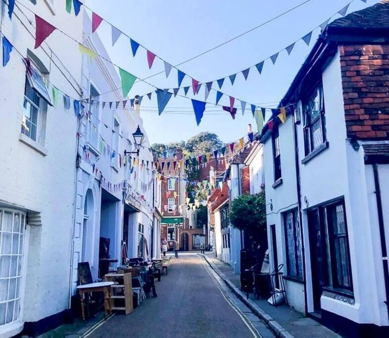 Charming, Bright, Hilltop Apartment. Apartment in Hastings