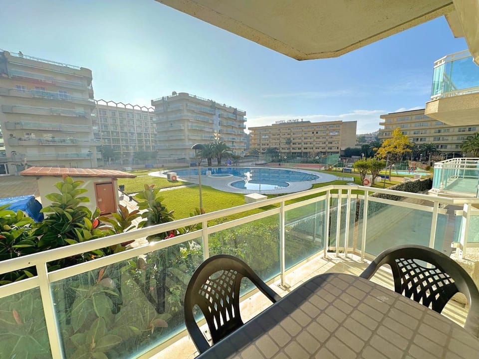 View (from property/room), Pool view, Swimming pool, sunbed