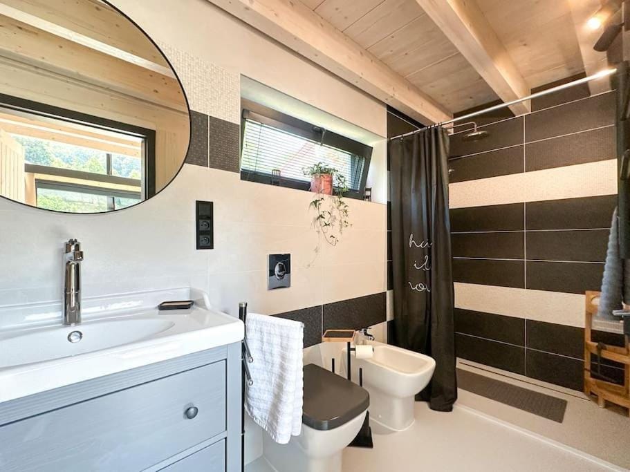 Shower, Toilet, Bathroom, bidet, towels