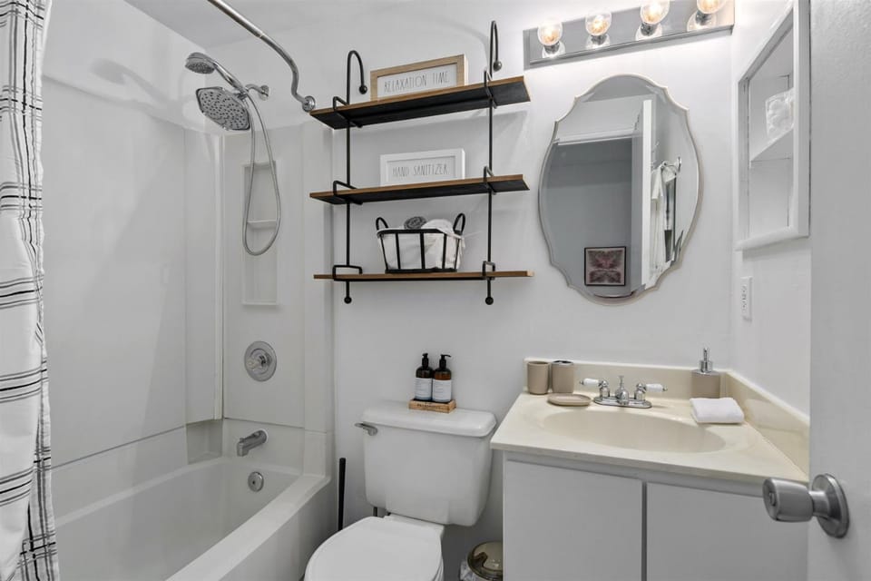 Luxury Sterling townhome - Private, Self checkin House in Maryland