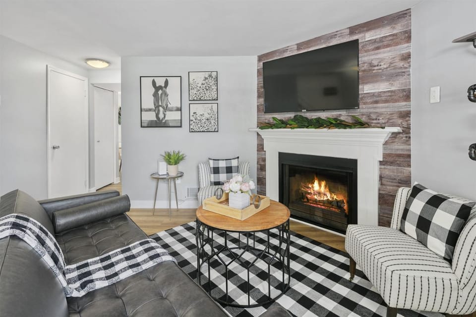 Luxury Sterling townhome - Private, Self checkin House in Maryland