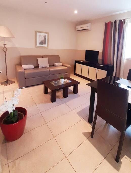 Living room, Seating area, Dining area, air conditioner