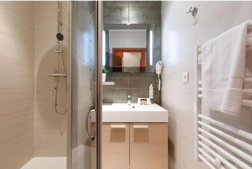Shower, Bathroom, towels