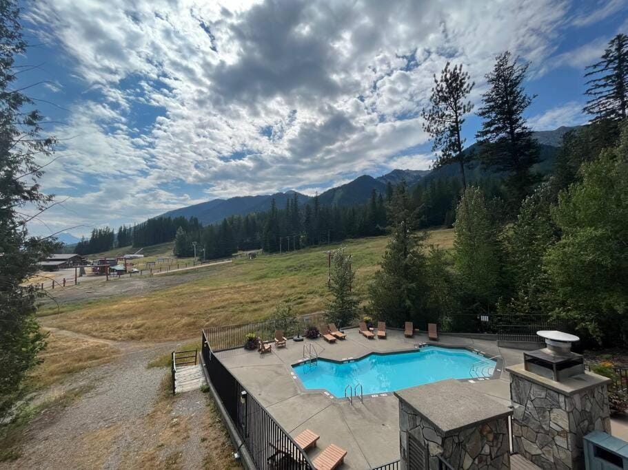 Swimming pool