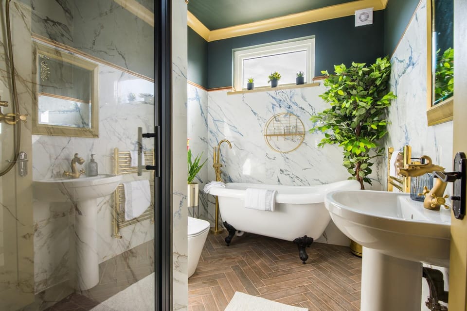 Lux Versace 1 Bed, Hot Tub, Pool Table, Sky Tv Apartment in London