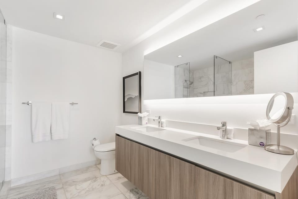 Tiffany Hazel - Rooftop Pool, Gym, & Walk to Beach House in Fort Lauderdale