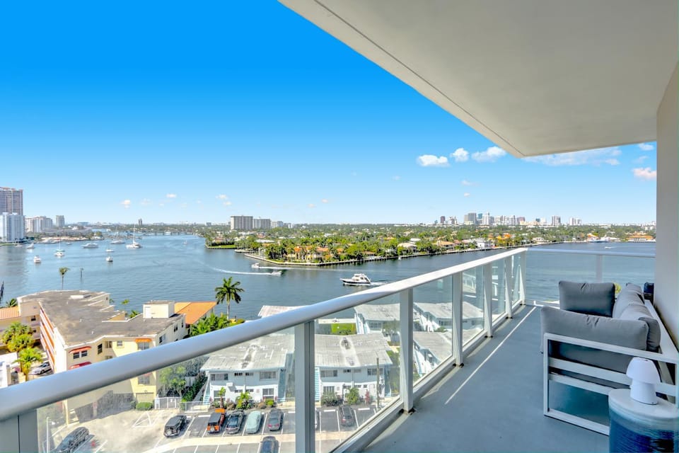 Tiffany Hazel - Rooftop Pool, Gym, & Walk to Beach House in Fort Lauderdale