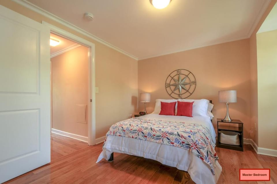NEW! 3-story Townhome - Private, Self checkin, Quiet. House in Dranesville