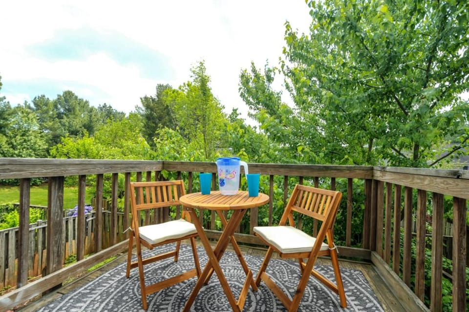 NEW! 3-story Townhome - Private, Self checkin, Quiet. House in Dranesville