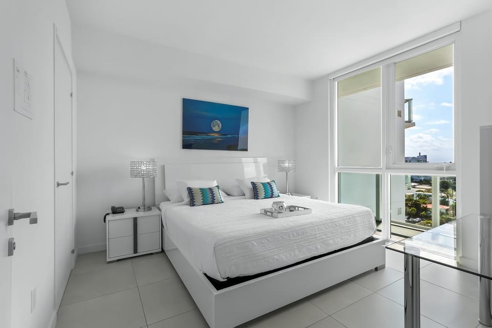 Tiffany Ebony - Ocean & Canal views, Walk to Beach House in Fort Lauderdale