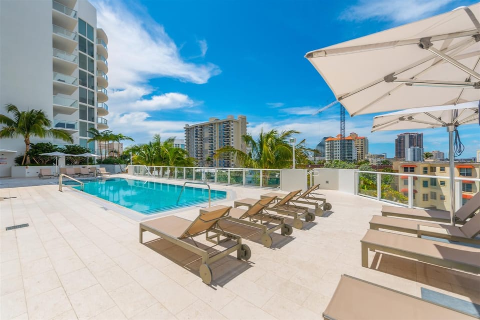 Tiffany Blanca - Rooftop Pool, Gym, & Walk to Beach House in Fort Lauderdale