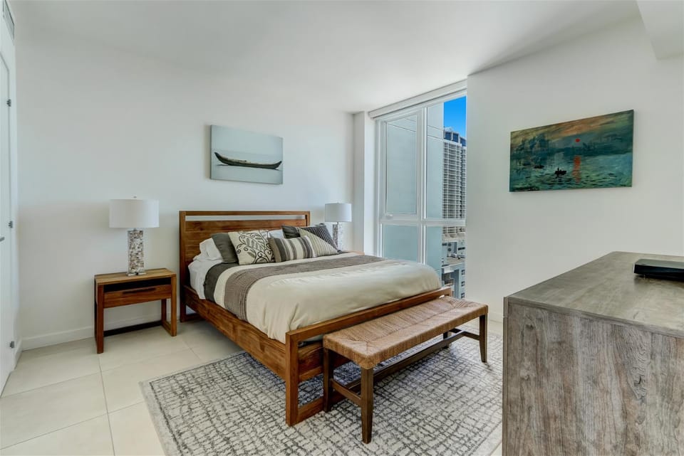 Tiffany Blanca - Rooftop Pool, Gym, & Walk to Beach House in Fort Lauderdale