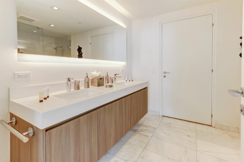 Tiffany Blanca - Rooftop Pool, Gym, & Walk to Beach House in Fort Lauderdale
