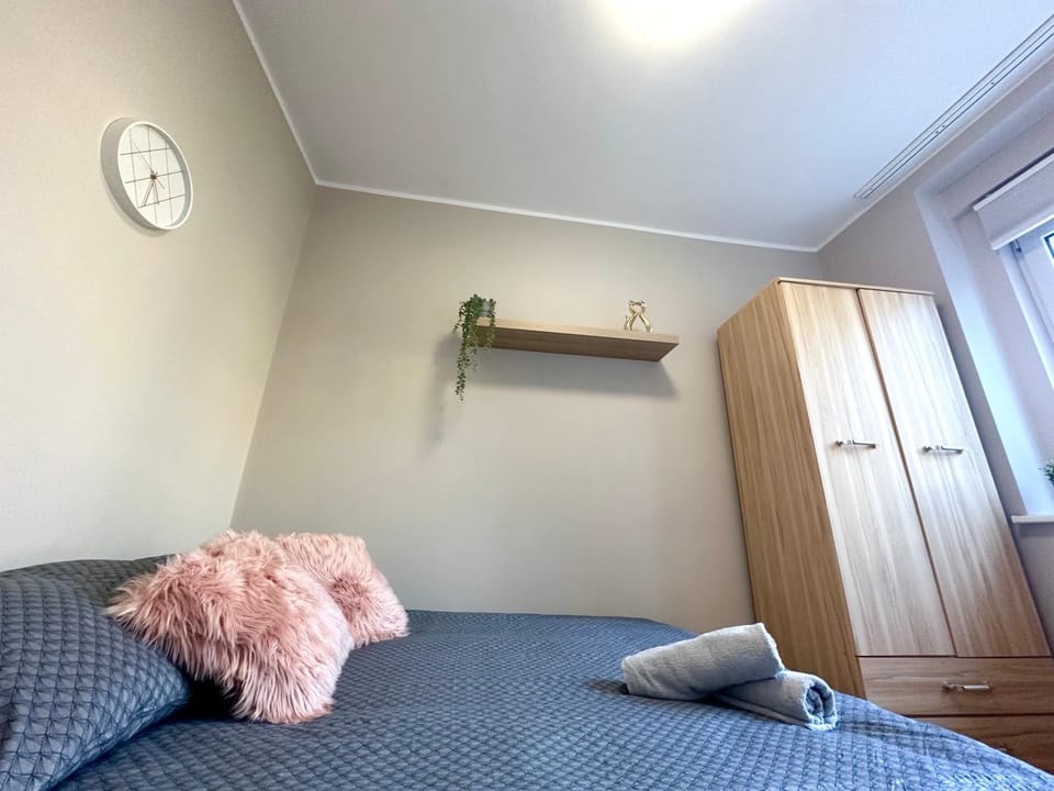 Bed, Photo of the whole room, wardrobe