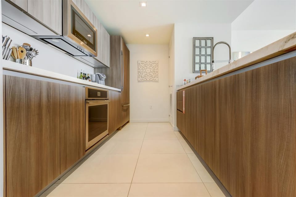 Tiffany Coral - 6th FL, Pool, Gym, & Mins to Beach House in Fort Lauderdale