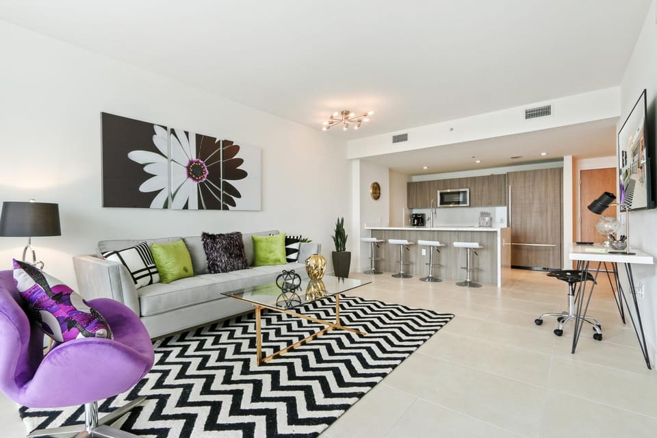 Tiffany Sage - Rooftop Pool, Gym, & Walk to Beach House in Fort Lauderdale