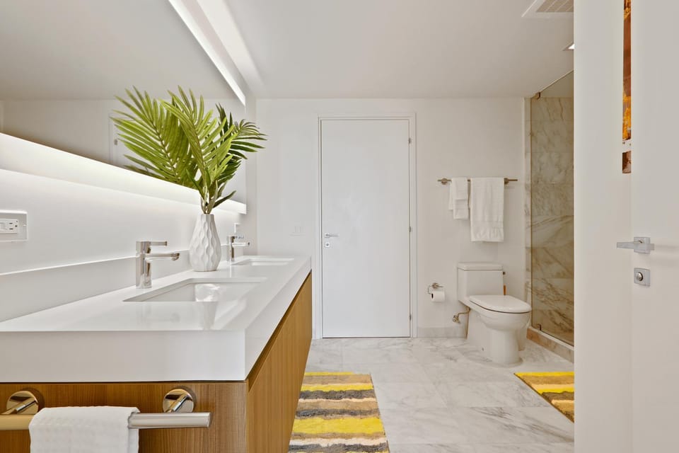 Tiffany Sage - Rooftop Pool, Gym, & Walk to Beach House in Fort Lauderdale