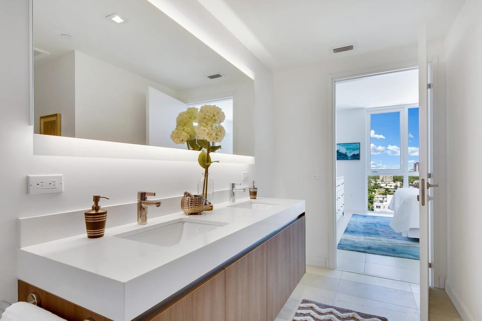 Tiffany Indigo - Rooftop Pool, Gym, Walk to Beach House in Fort Lauderdale