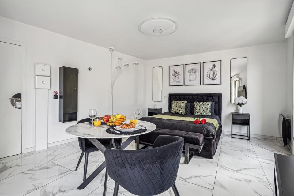 Bed, Photo of the whole room, Dining area