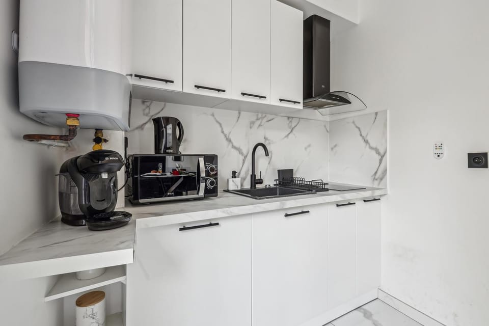 Coffee/tea facilities, Kitchen or kitchenette, stove