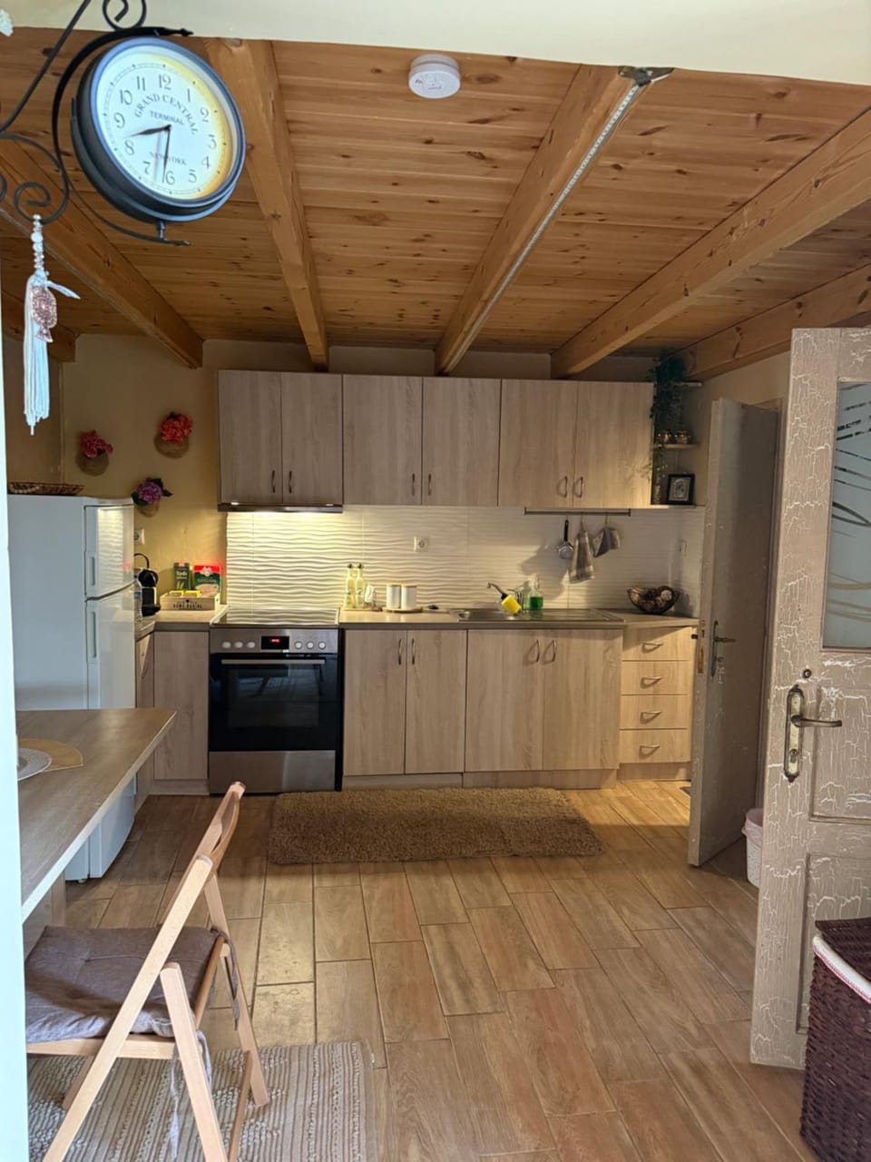 Kitchen or kitchenette, Dining area, oven