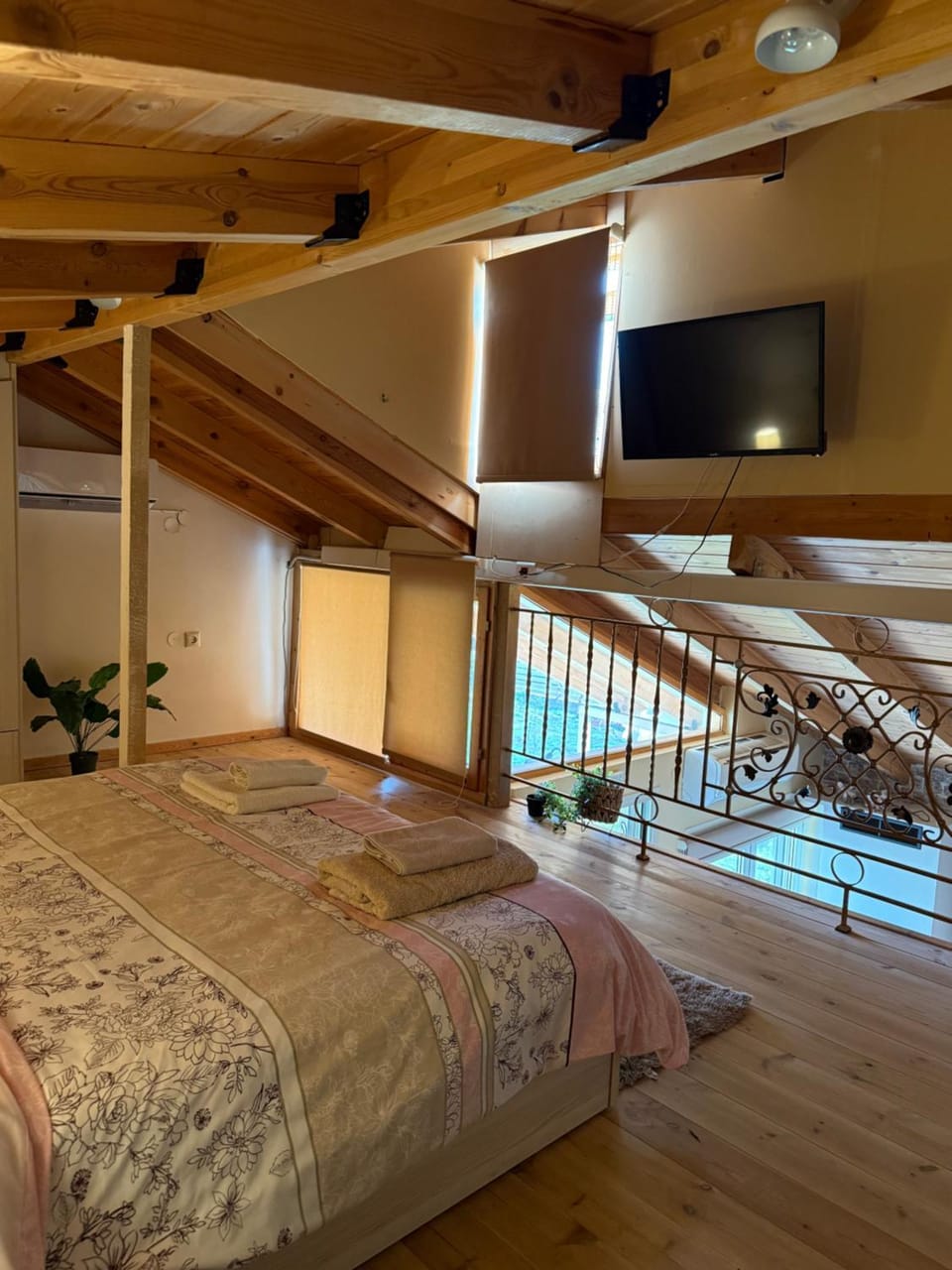 Bed, TV and multimedia, Bedroom