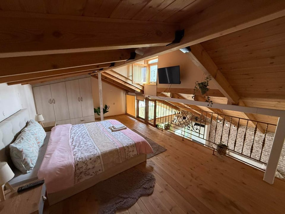 Bed, TV and multimedia, Photo of the whole room, Bedroom