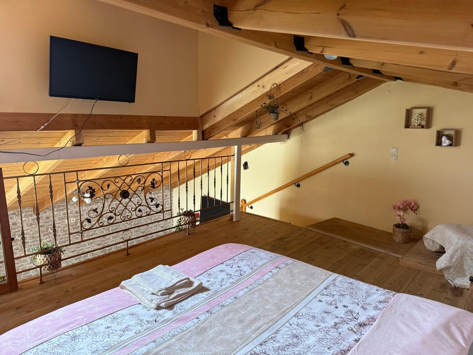 Bed, TV and multimedia, Photo of the whole room, Bedroom
