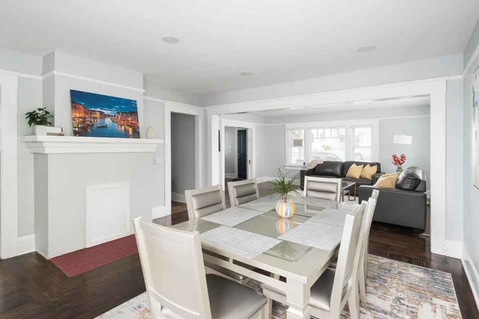TV and multimedia, Kitchen or kitchenette, Living room, Seating area, Dining area