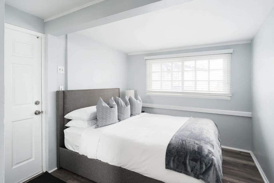 Bankers Hill Chic Roomy Home Near Airport Apartment in San Diego