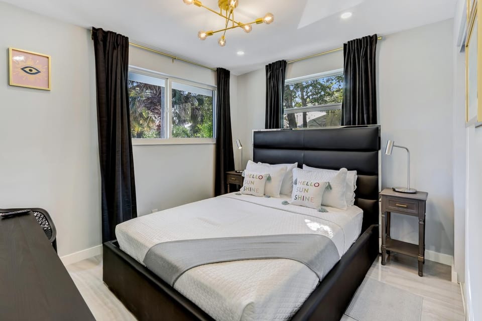 Renovated professional design, grill lake view! House in Hallandale Beach