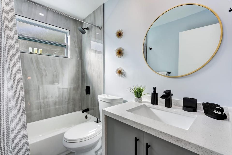 Renovated professional design, grill lake view! House in Hallandale Beach