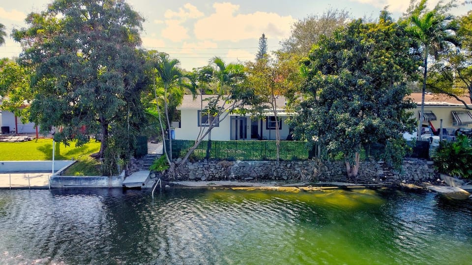Renovated professional design, grill lake view! 1 House in Hallandale Beach