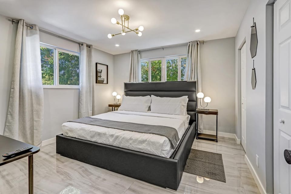 Renovated professional design, grill lake view! 1 House in Hallandale Beach