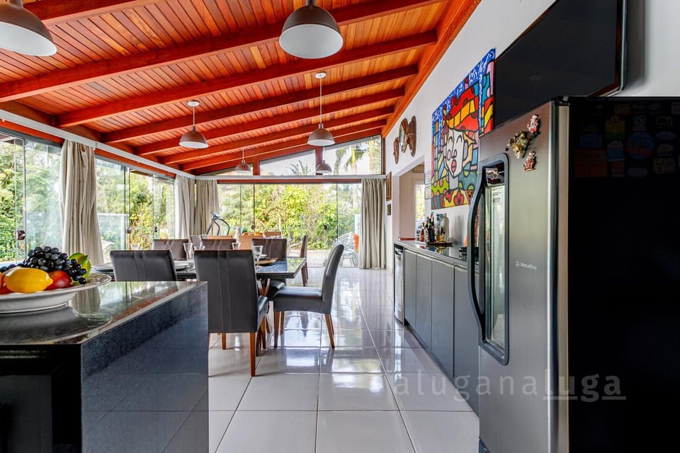 Mansion in Jurerê just 3 minutes from the beach an House in Florianopolis