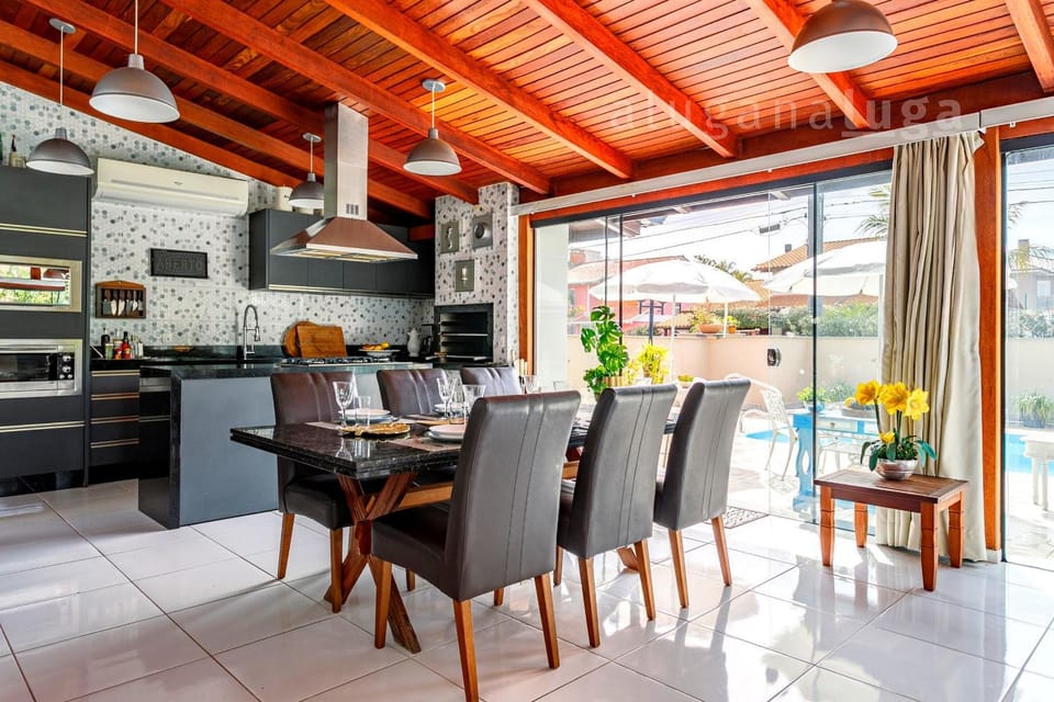 Mansion in Jurerê just 3 minutes from the beach an House in Florianopolis