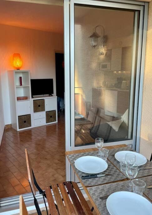 TV and multimedia, Seating area, Dining area