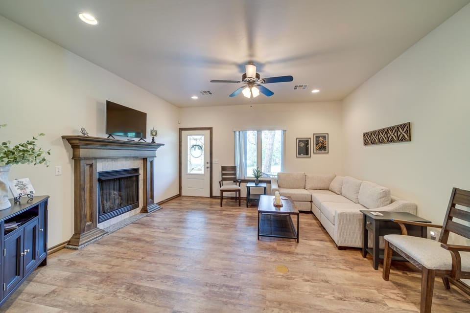 Cozy Checotah Retreat with Deck Near Eufaula Lake House in Eufaula