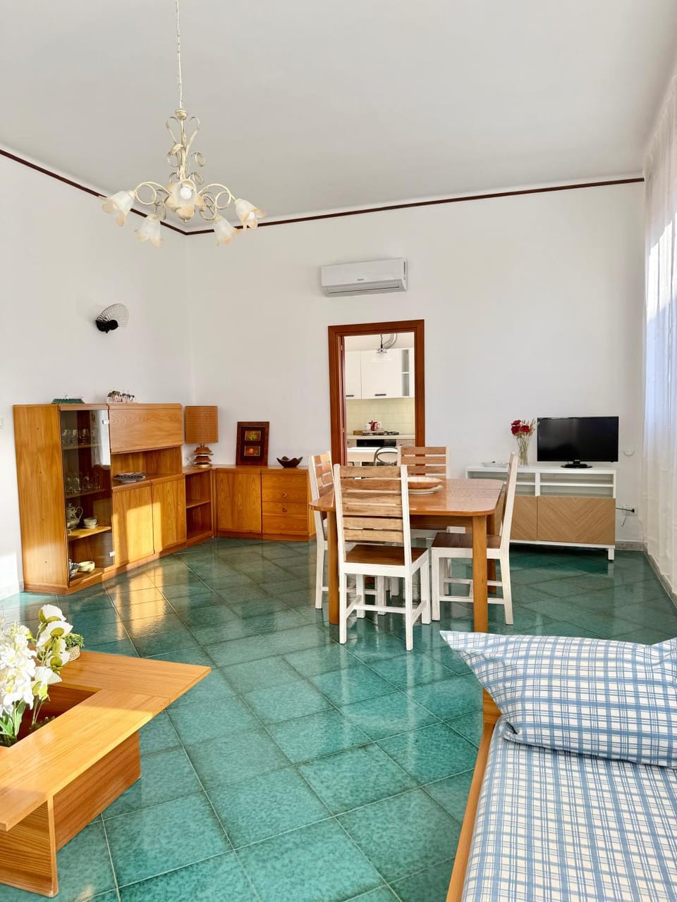 TV and multimedia, Living room, Seating area, Dining area