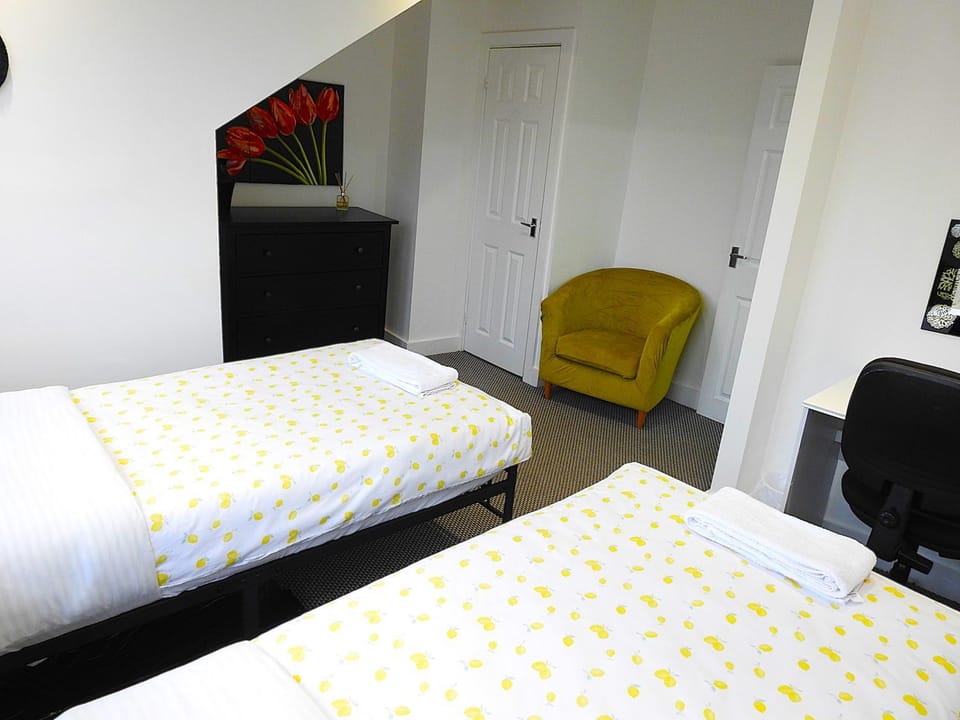 Make yourself at home! Large Rooms, Comfy Apartment in Leeds