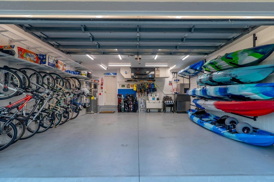 Luxury long waterview wpool-kayaks-clubs-bikes! House in Charlotte Park