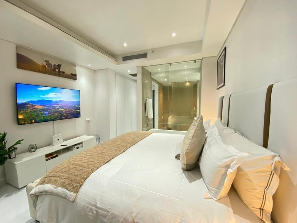 Bed, TV and multimedia, Photo of the whole room, Bedroom, towels, air conditioner