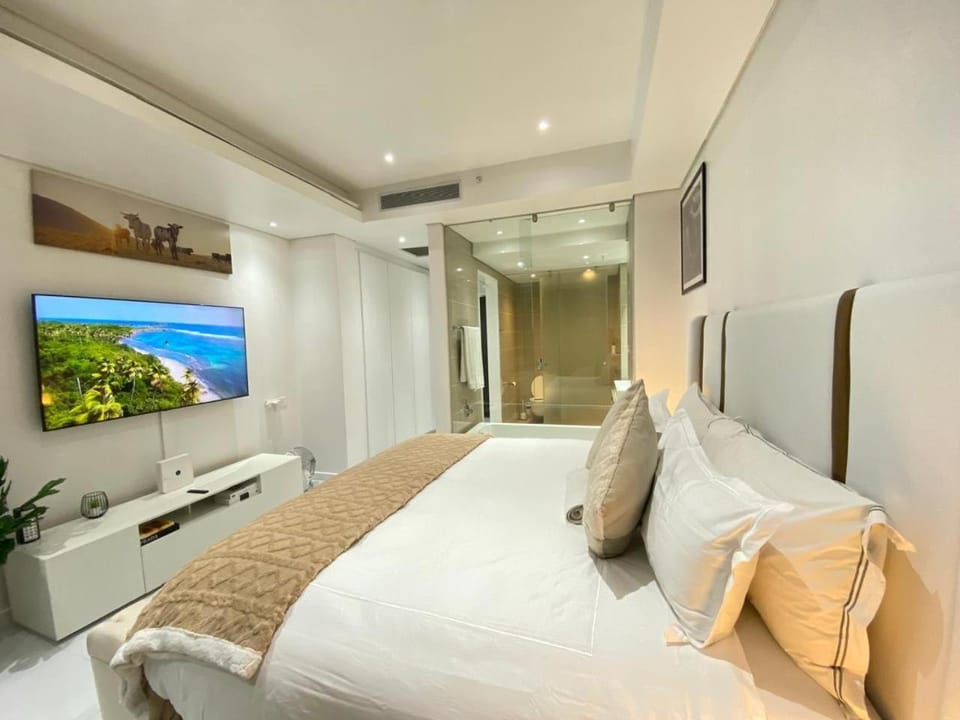 Communal lounge/ TV room, Bed, TV and multimedia, Living room, Photo of the whole room, Seating area, Evening entertainment, Bedroom, towels